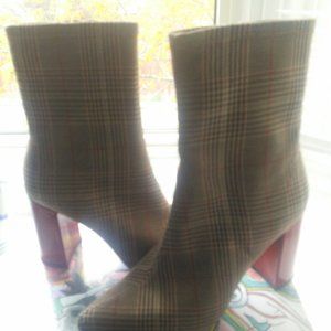 Beautiful  unique boot very fashionable size  7.5 designer new